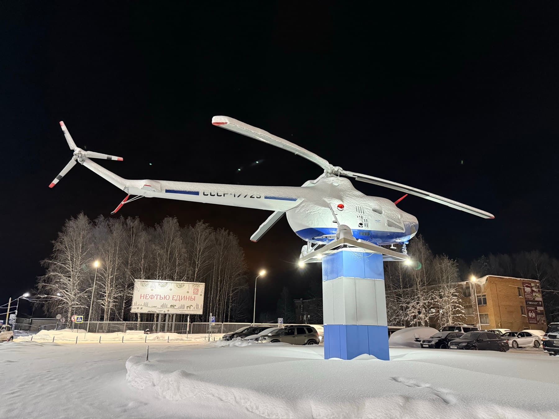 Памятник вертолёту в Ухте ночью