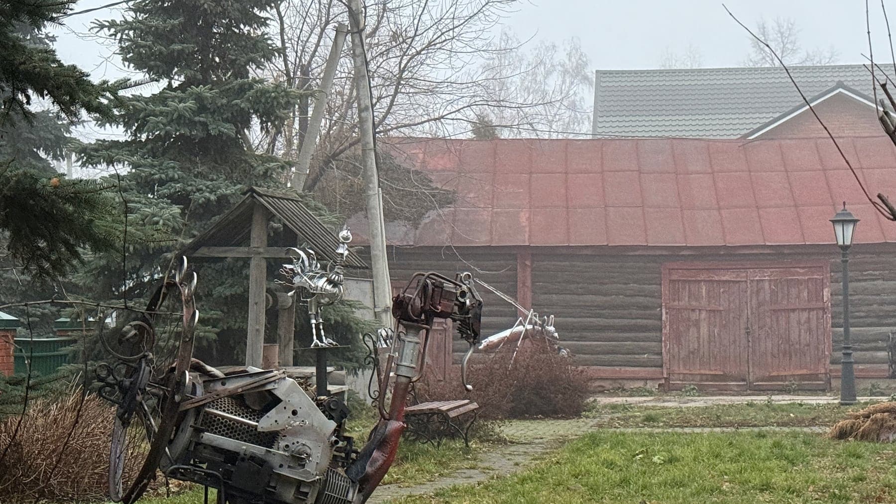 Скульптура динозавра во дворе в Ундорах