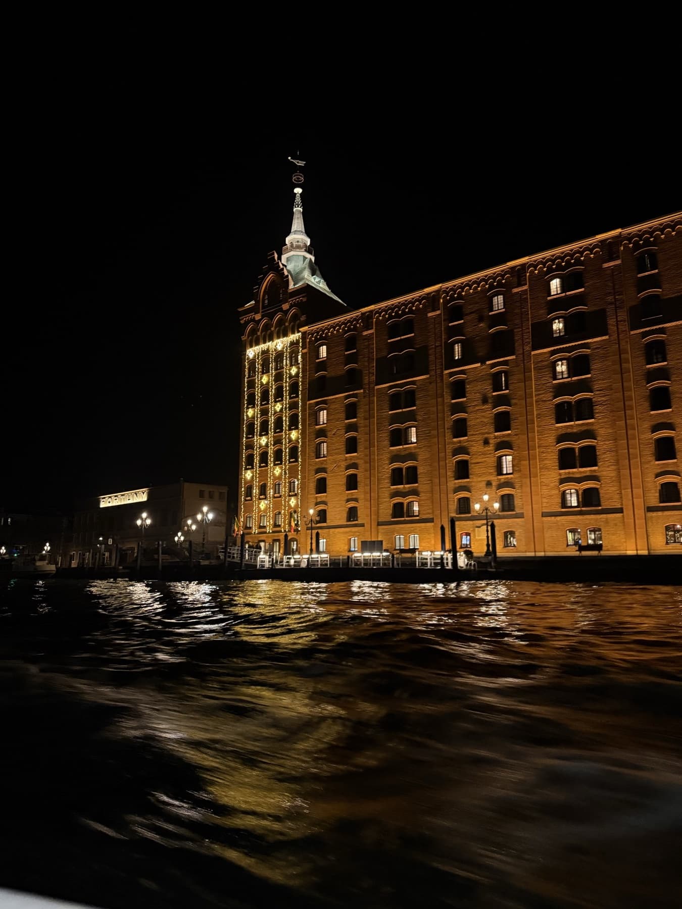 Подсвеченное здание у воды в Венеции ночью