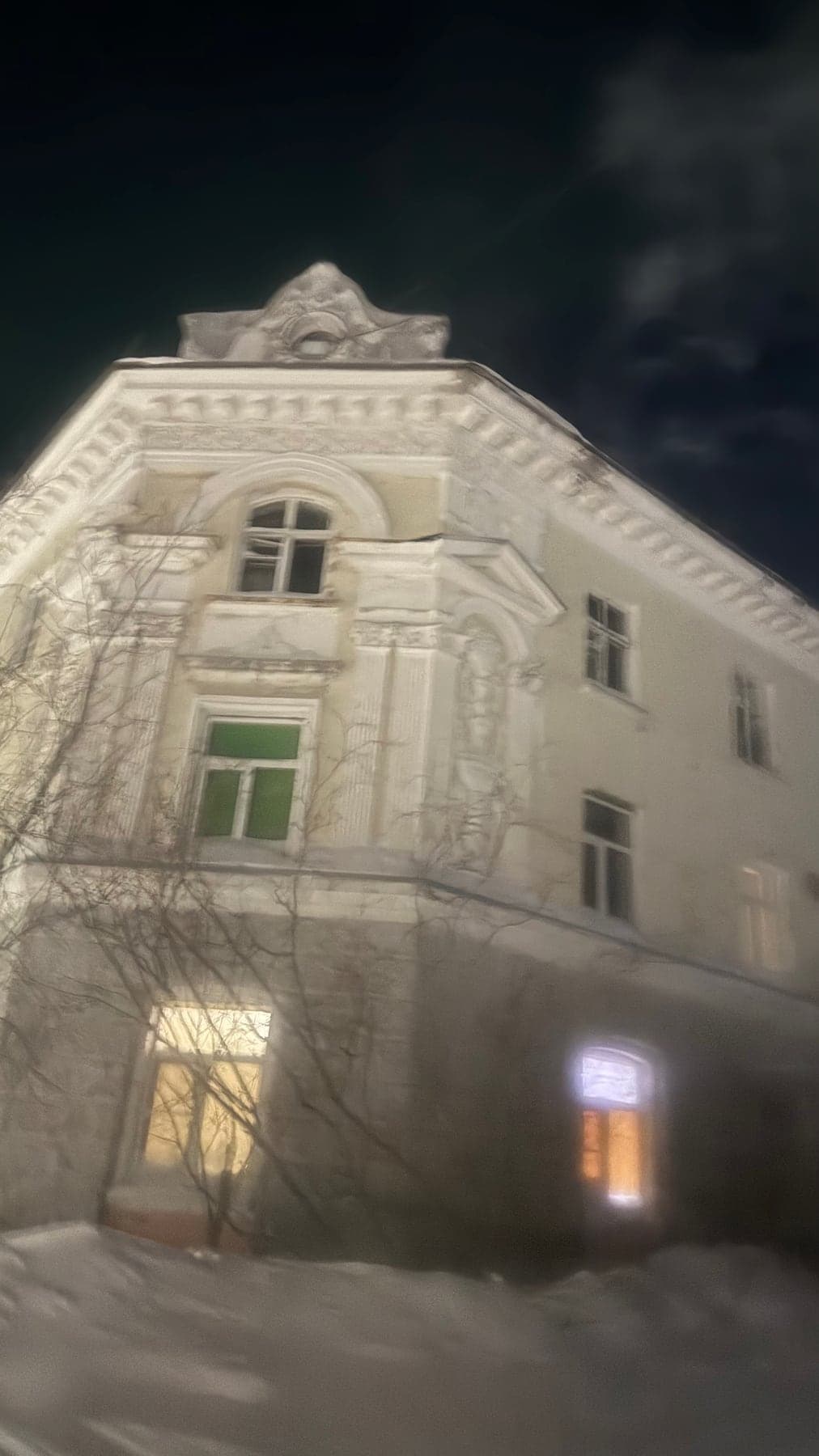 Снежное здание в Воркуте