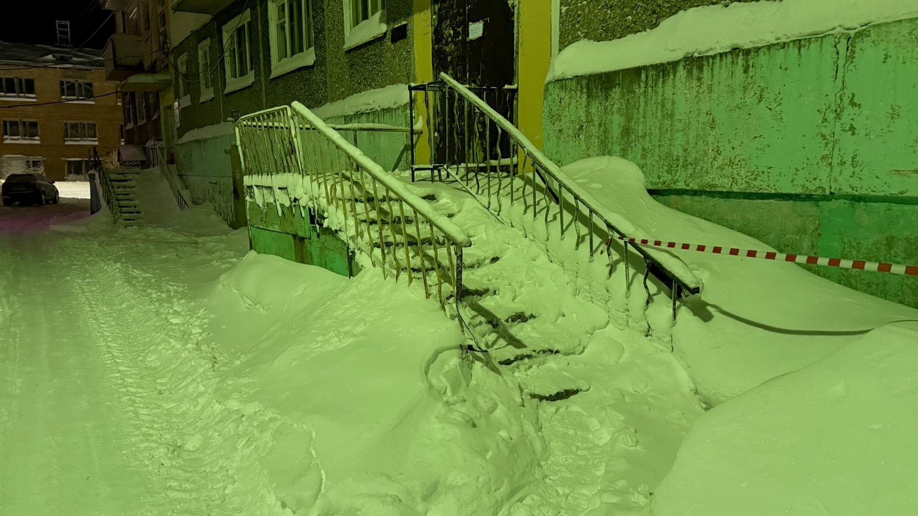 Зелёная лестница или подъезд в Воргашоре