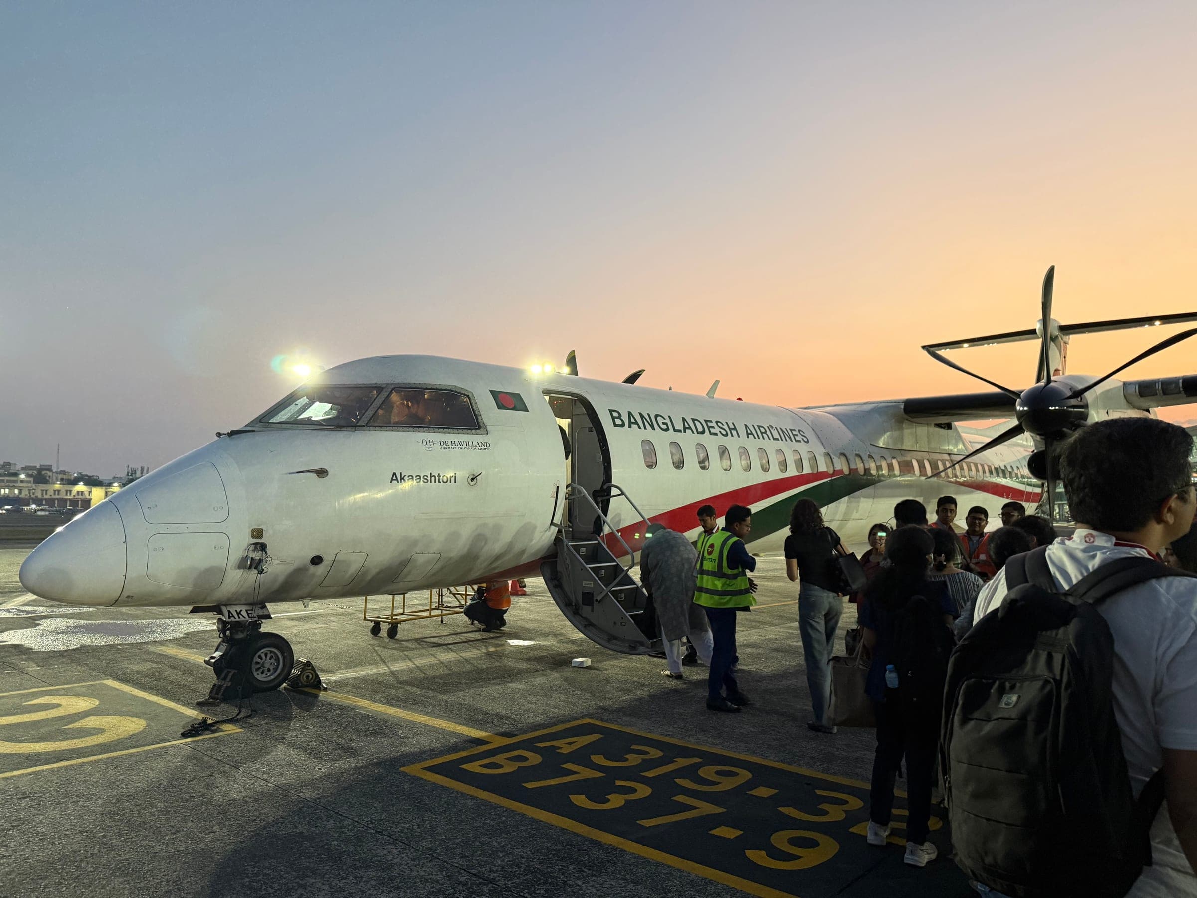 Самолёт Biman Bangladesh Airlines в аэропорту Калькутты