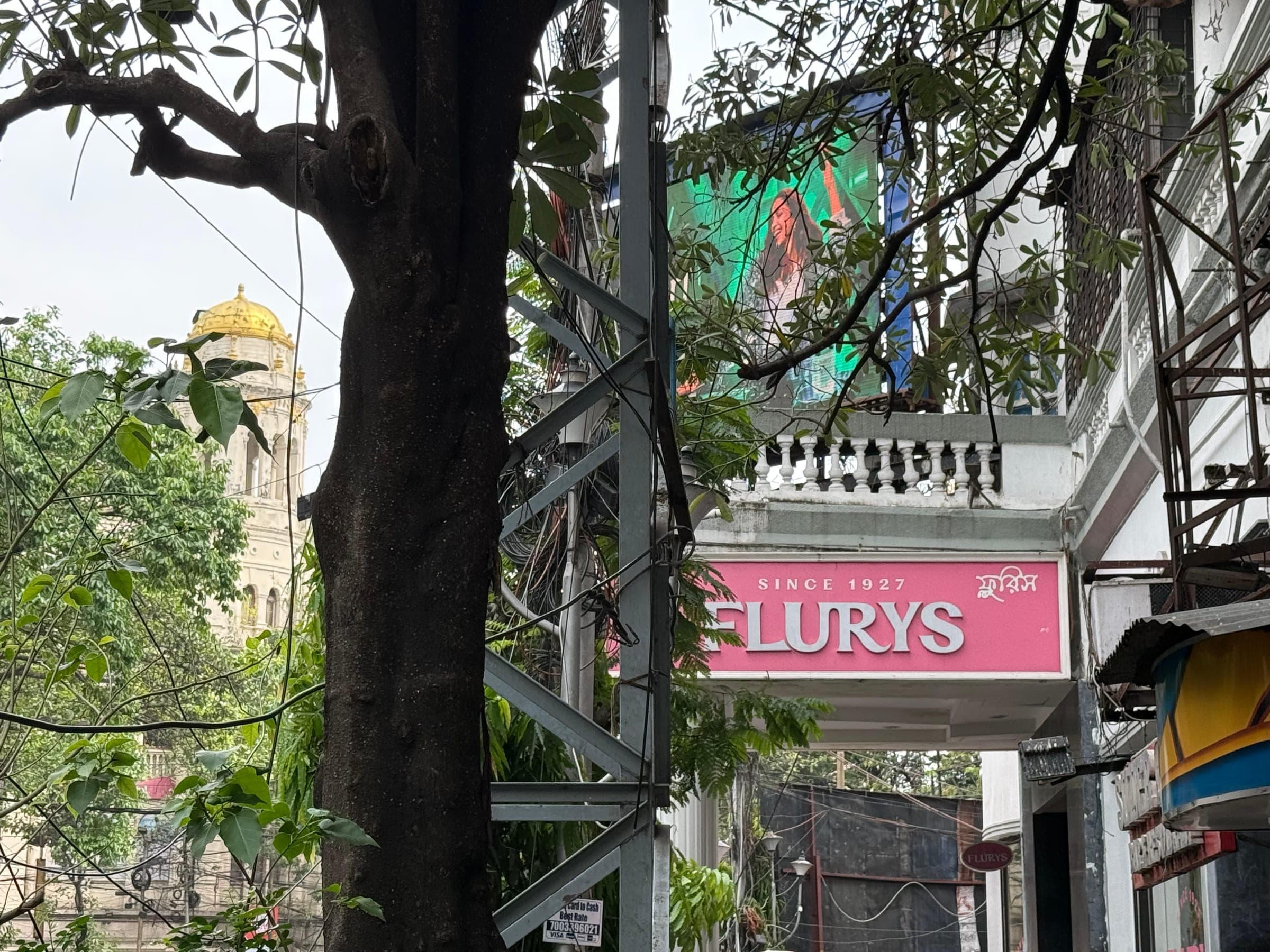 Вывеска Flurys в Калькутте