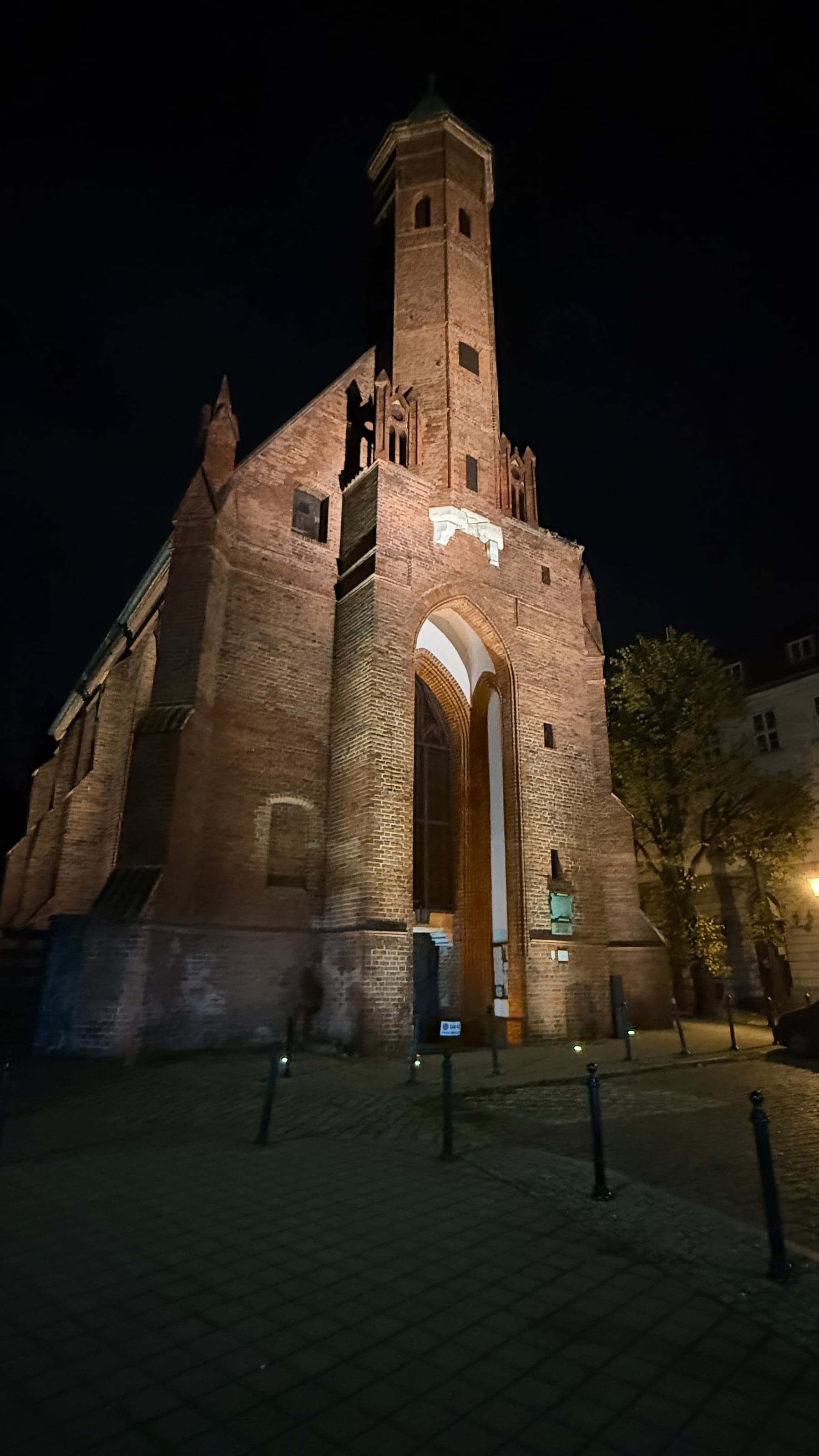 Кирпичная арка в Гданьске ночью