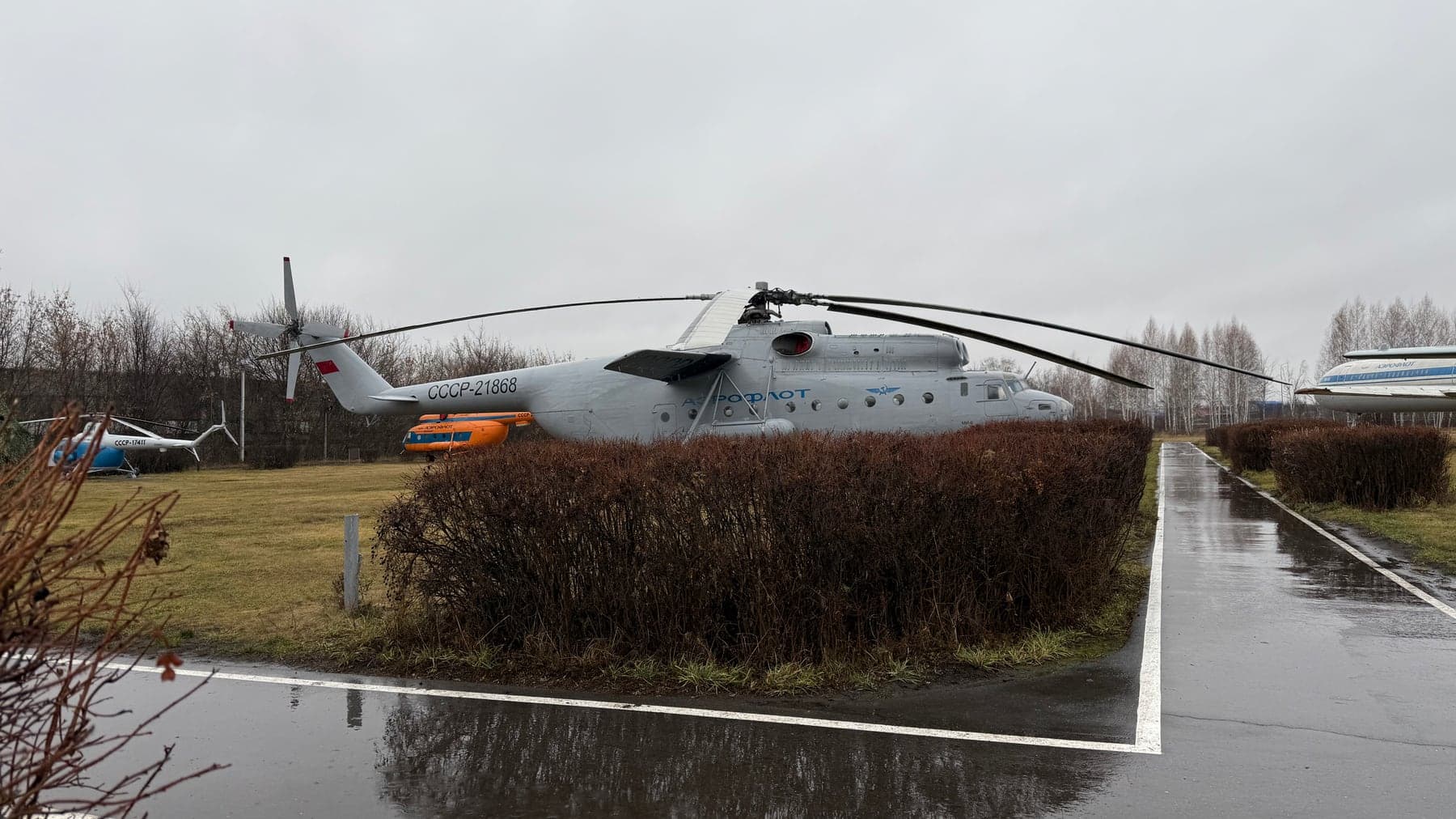 Вертолёт под дождём в ульяновском музее авиации