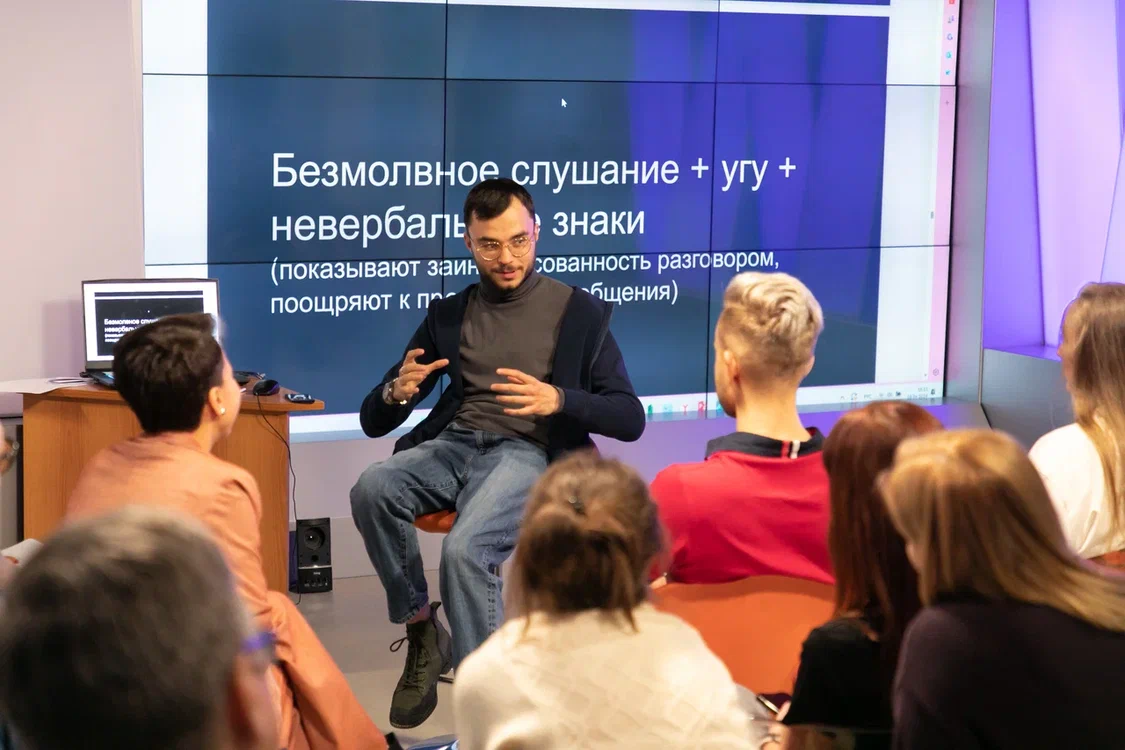 Иван Сурвилло ведёт тренинг по интервью